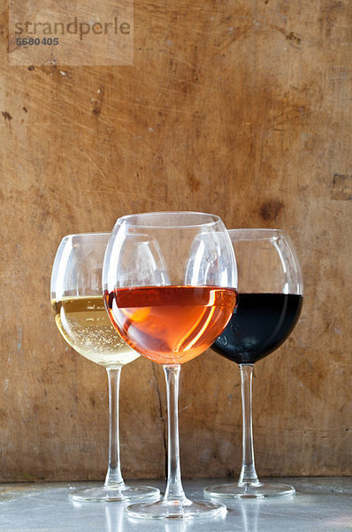 Rosen-  Weiß- und Rotweine im Glas