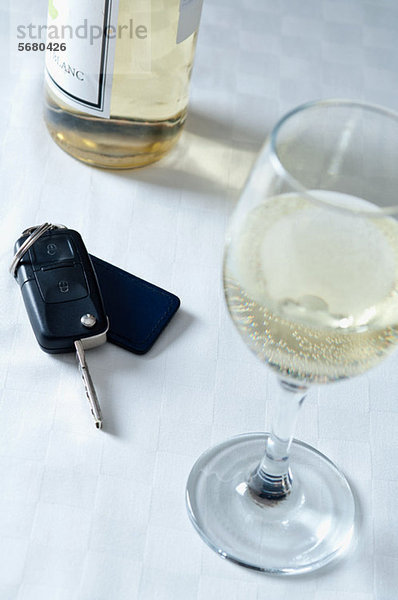 Autoschlüssel und ein Glas Weißwein