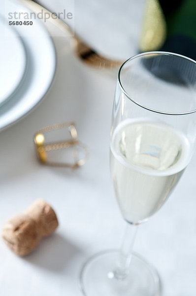 Glas Champagner auf dem Tisch