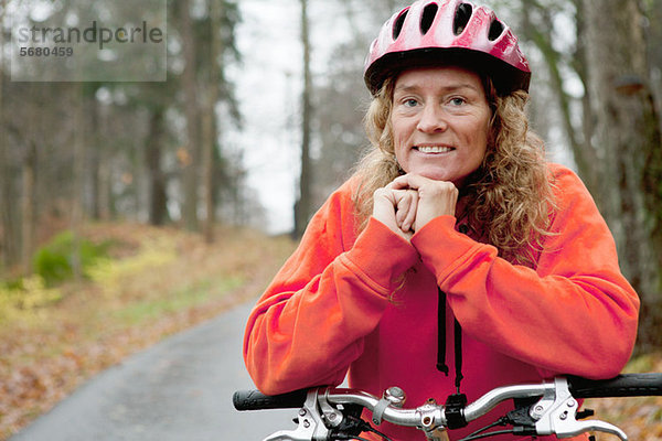 Porträt einer reifen Frau auf einer Radtour