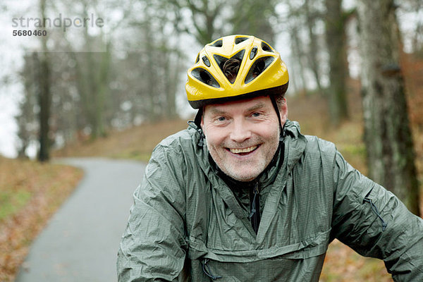 Porträt eines reifen Mannes auf einer Radtour