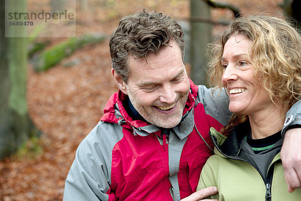 Reife Paare lächeln im Wald
