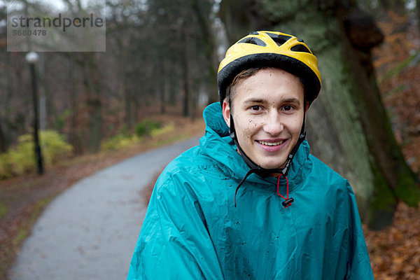 Junger Mann im Rad Helm auf Waldweg
