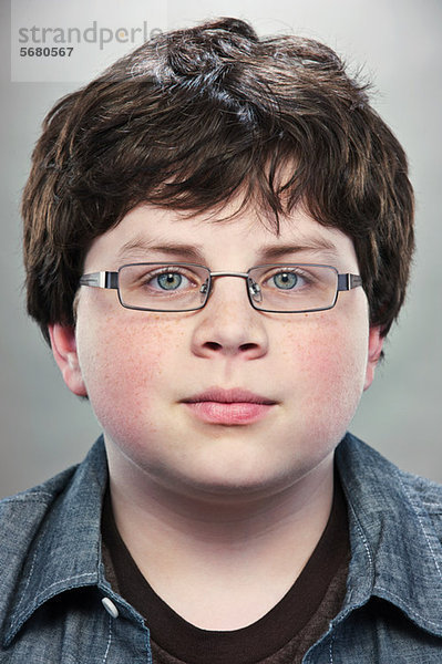 Porträt eines jungen Teenagers mit Brille
