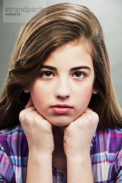 Porträt des jungen Teenager-Mädchen  Studioaufnahme