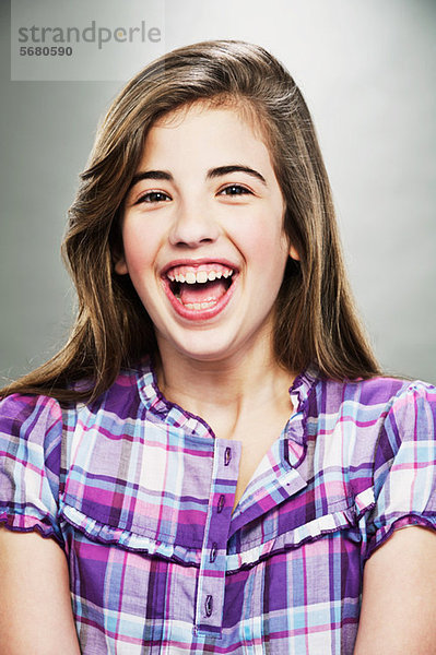 Porträt eines jungen Mädchens  lachend  Studioaufnahme