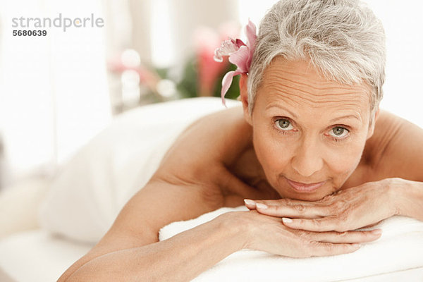 Seniorin entspannt auf dem Massagetisch  Portrait