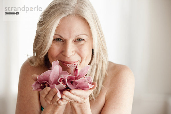 Reife Frau mit Blume  Portrait