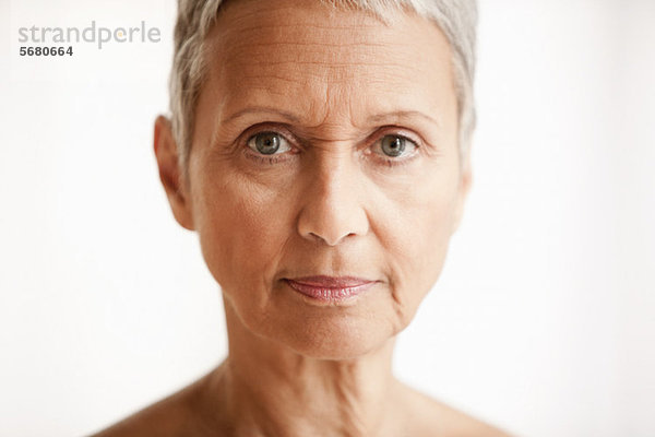 Seniorin vor weißem Hintergrund  Portrait