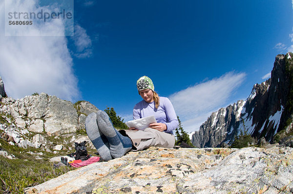 Frau liest Karte im Camp  Picket Pass  North Cascades National Park  Washington State  USA