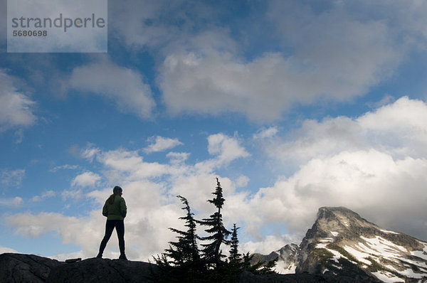 Frau bewundert Bergblick  Picket Range  North Cascades National Park  Washington  USA