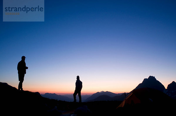 Männliche Backpacker im Camp am Abend  Kool Aid Lake  Ptarmigan Traverse  North Cascades  Washington  USA