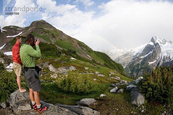 Fotografieren von Regenbogen in Bergen  White Rock Lakes  Ptarmigan Traverse  North Cascades  Washington  USA