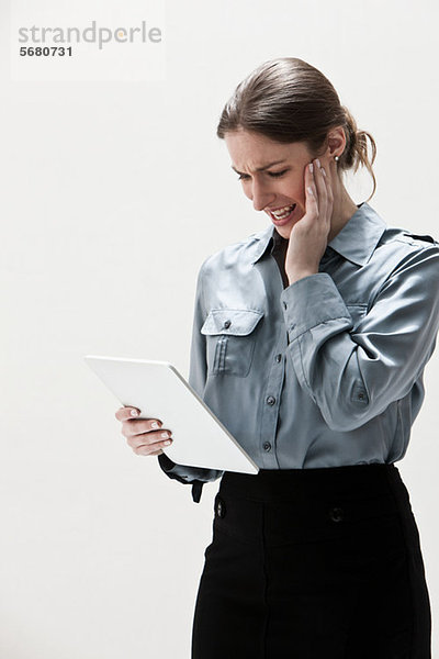 Junge Geschäftsfrau mit digitalem Tablett  Studioaufnahme