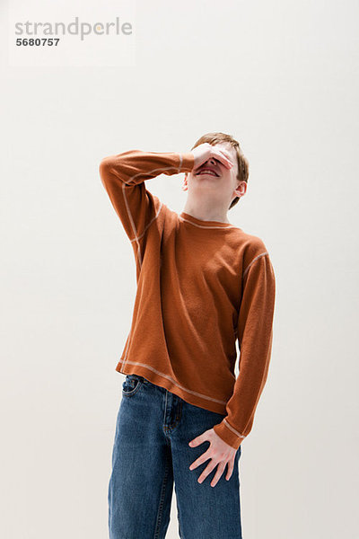 Junge in braunem Pullover mit Augen  Studioaufnahme