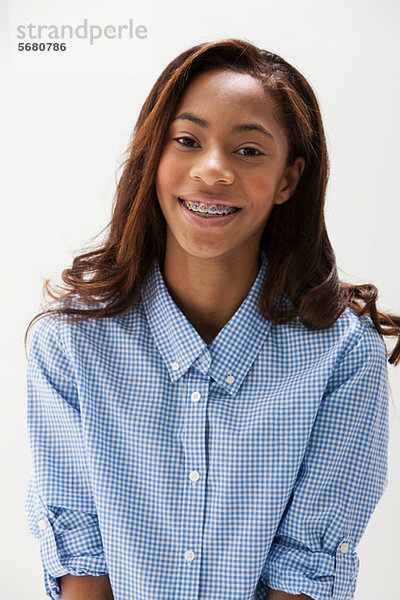 Porträt eines afroamerikanischen Teenagermädchens  Studioaufnahme