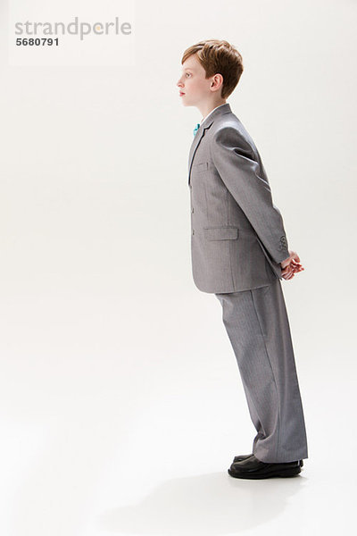 Junge im grauen Anzug  Studioaufnahme