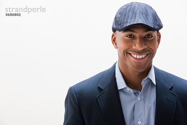 Porträt eines afroamerikanischen Mannes mit Mütze  Studioaufnahme