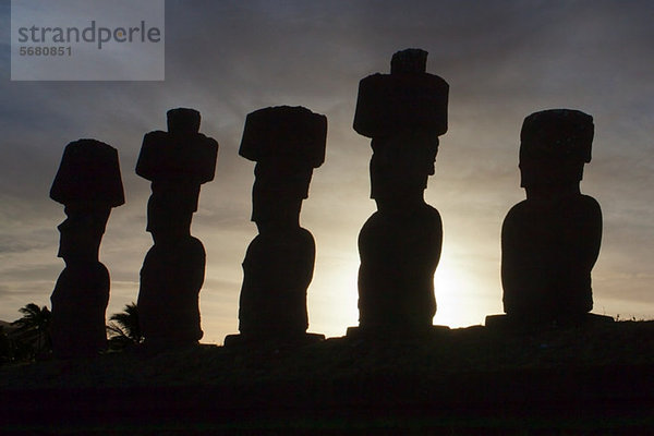 Moai-Statuen  ahu nau nau  Osterinsel  Polynesien