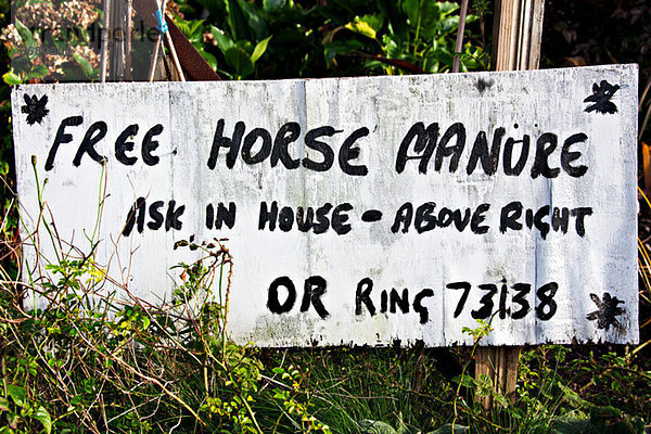 Handgeschriebenes Schild mit Werbung für kostenlosen Pferdemist