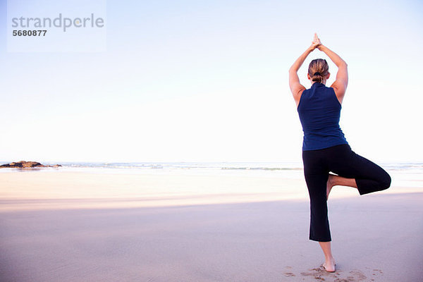 Frau macht Yoga am Strand  Playa Grande  Santa Cruz  Costa Rica