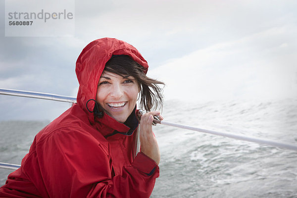 Reife Frau beim Segeln