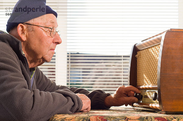 Senior Mann Tuning Radio  Nahaufnahme