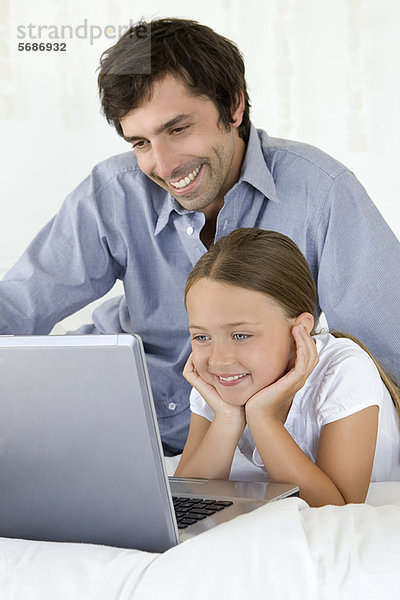 Vater und Tochter mit Laptop