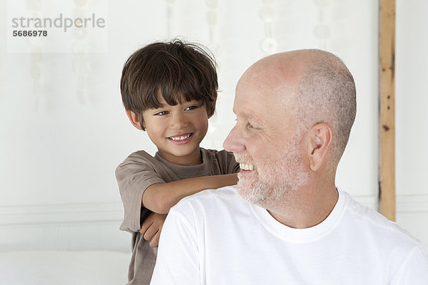 Vater und Sohn lächeln gemeinsam