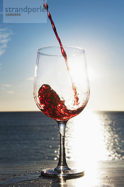 Wein im Freien ins Glas gießen
