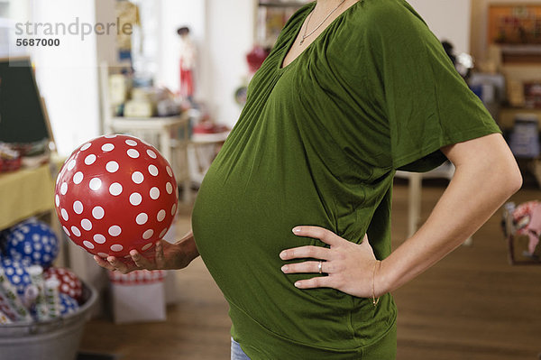 Schwangere Frau mit Gummiball