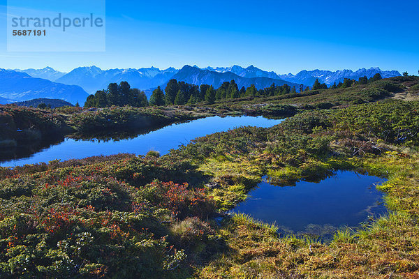 Alpenlandschaft mit See im Herbst  Kühtai  Österreich