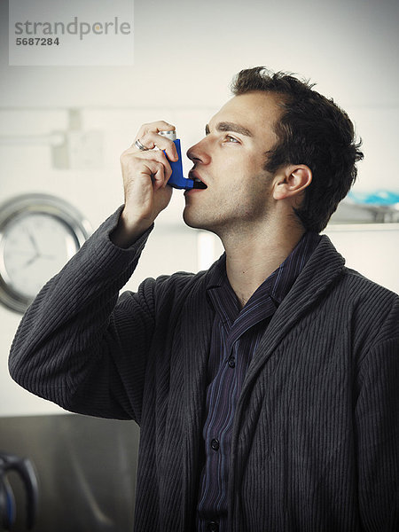 Mann mit Asthma-Inhalator
