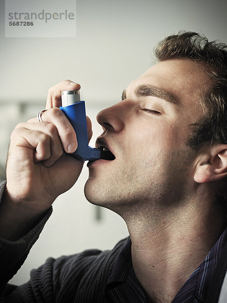 Mann mit Asthma-Inhalator