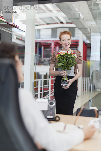 Geschäftsfrau  tragen  Blume  Blumenvase