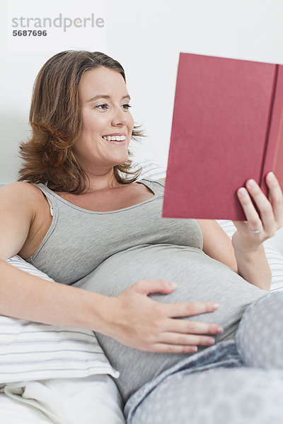 Frau Bett Schwangerschaft vorlesen