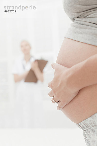 Nahaufnahme der schwangeren Frau mit dem Bauch