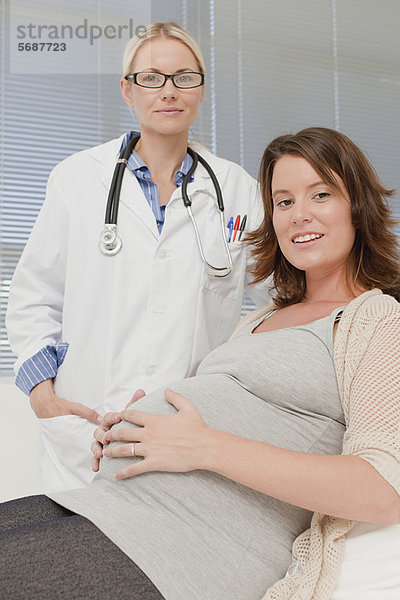 Frau  lächeln  Arzt  Schwangerschaft