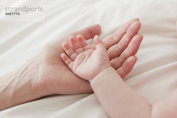 Nahaufnahme der Hände von Mutter und Kind