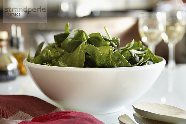 Schüssel mit Spinatsalat auf dem Küchentisch