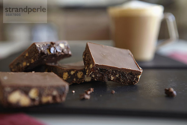 Nahaufnahme von Brownies auf dem Tisch