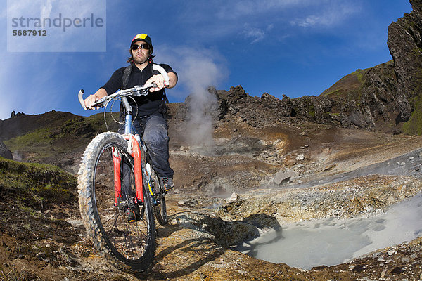 Mann auf dem Mountainbike beim Geysir