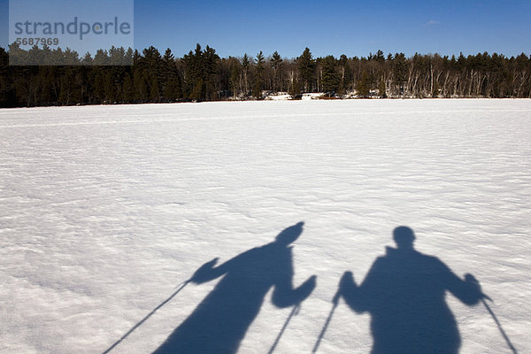 Langläufer auf schneebedecktem Feld