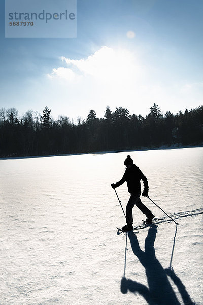 Langläufer auf schneebedecktem Feld