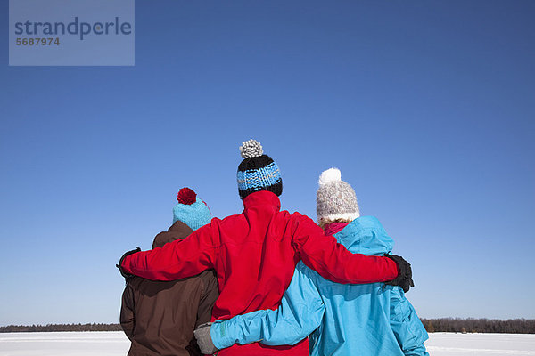 Freundschaft  umarmen  Schnee  Feld