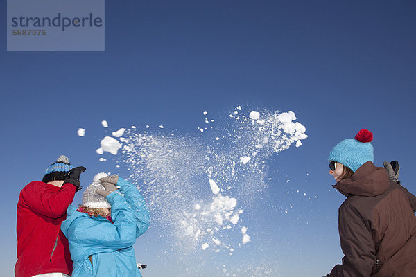 Außenaufnahme  Freundschaft  Kampf  freie Natur  Schneeball