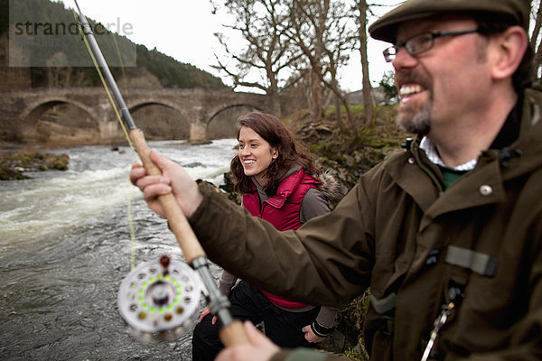 Paar Angeln auf Lachs im Fluss