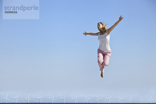 Windturbine Windrad Windräder Frau Fröhlichkeit über springen