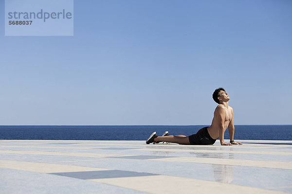 Fliesenboden  Bodenhöhe  Athlet  üben  Yoga