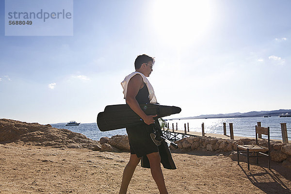 Flosse  Flossen  tragen  Strand  Sand  schnorcheln  Schnorchler